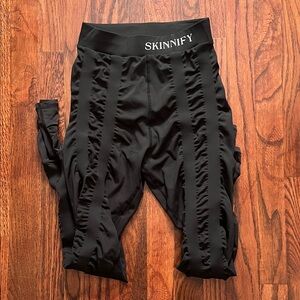 SKINNIFY Black Resistance Band Leggings
